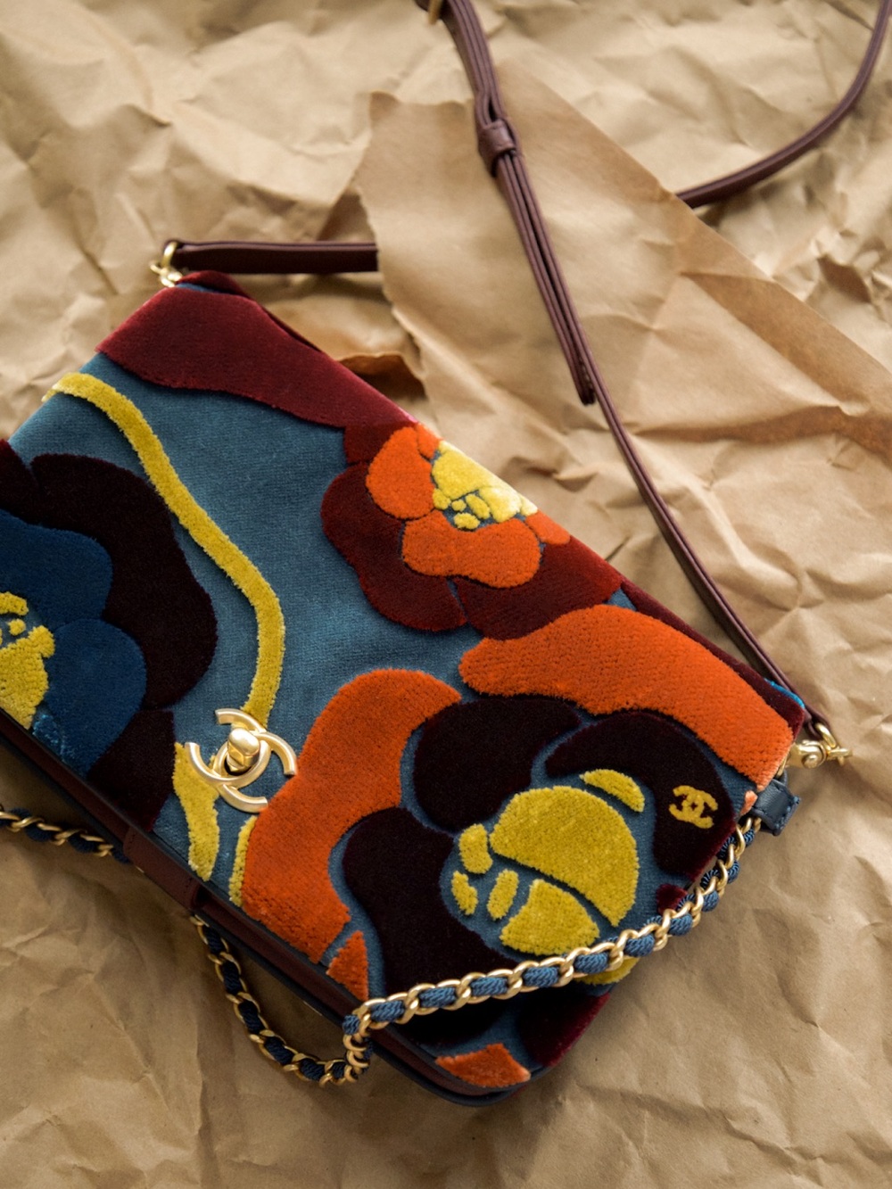 CHANEL Multicolor Floral Velvet Shoulder Bag with Gold Chain - Picture 4 of 5